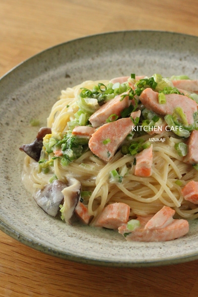 丸皿に盛り付けた、白菜と鮭のクリームパスタ