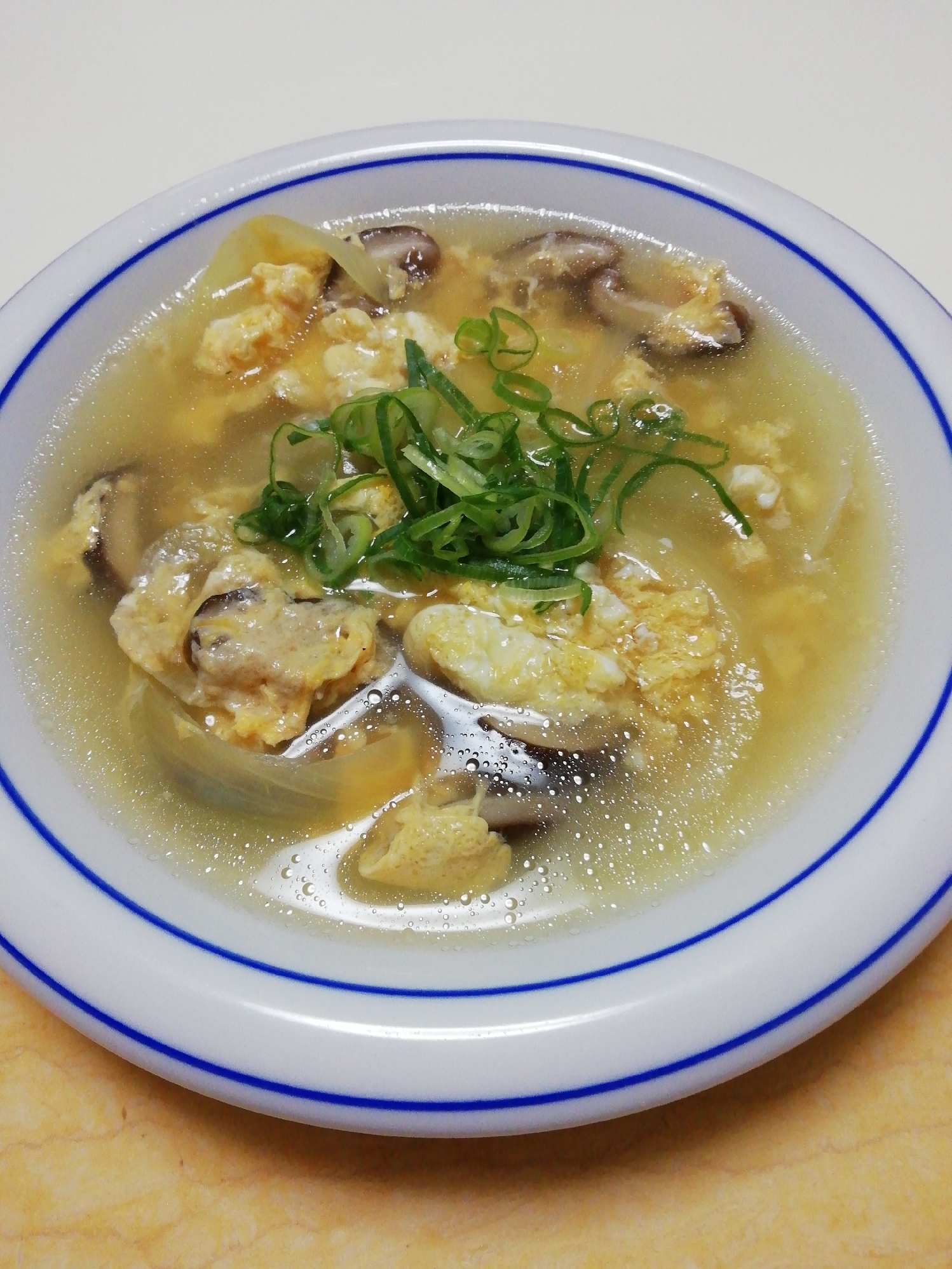 簡単!玉葱としいたけの卵とじ中華スープ