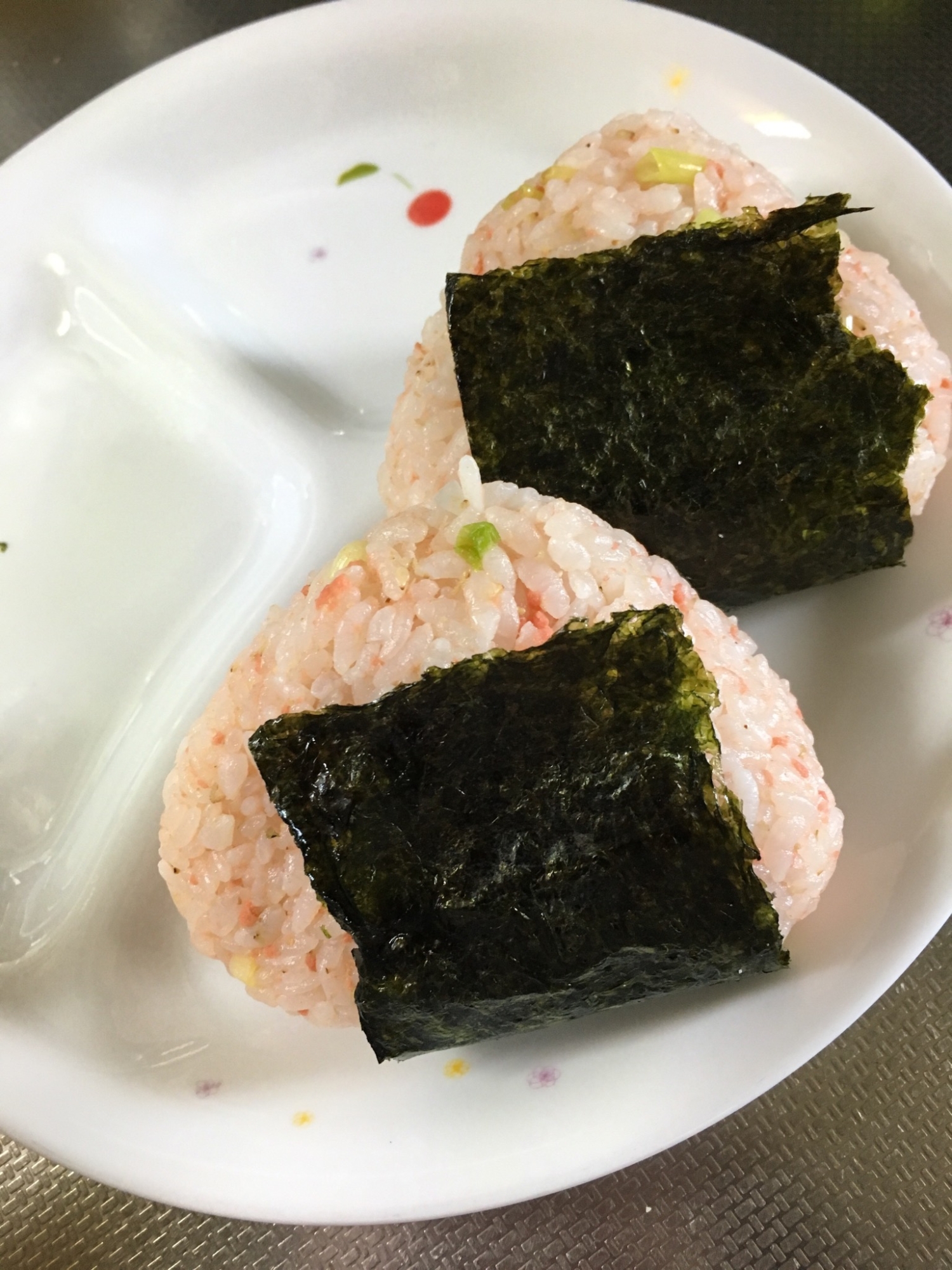 ごま油風味の鮭おにぎり