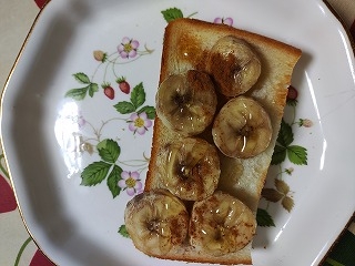 はじゃじゃさん♪朝食にバナナのトーストいただきました(*^-^*)かなり熟したバナナで甘くておいしくできました♥素敵な１日をお過ごしくださいね