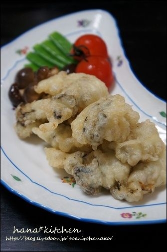 三日月型の皿に盛り付けた牡蠣のタバスコフリッター