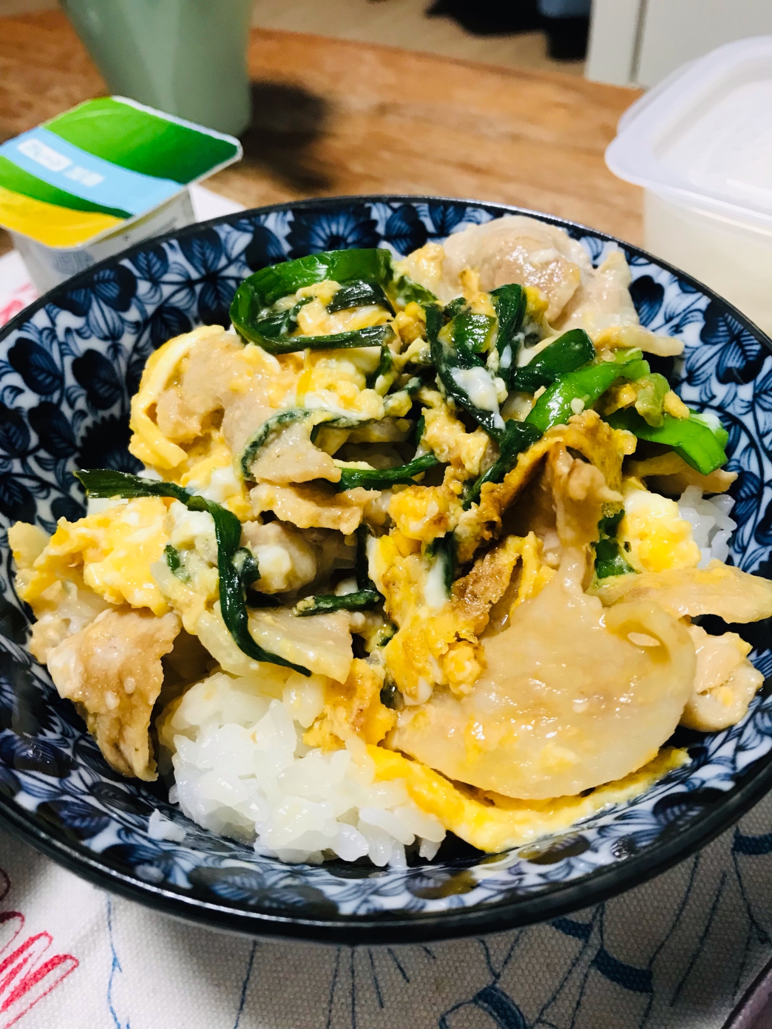 にんにく増し豚ニラ玉丼