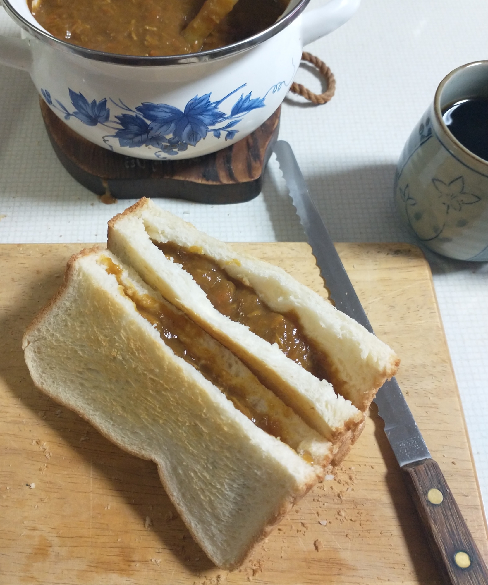 超簡単！カレーが残ったらトーストカレーパン