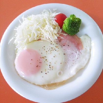 野菜と一緒にハムエッグ!朝食に!