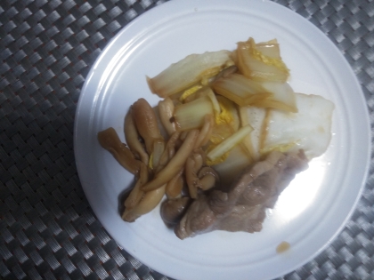今日も寒いので
白菜たっぷり入れて
作りました♪
白菜に肉の旨味がしみて
とっても美味しかったです(*^^*)