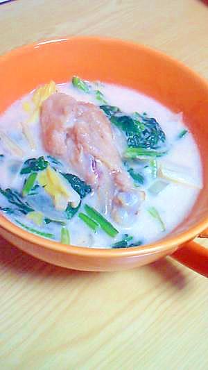 ほうれん草たっぷり！鶏手羽元のクリーム煮