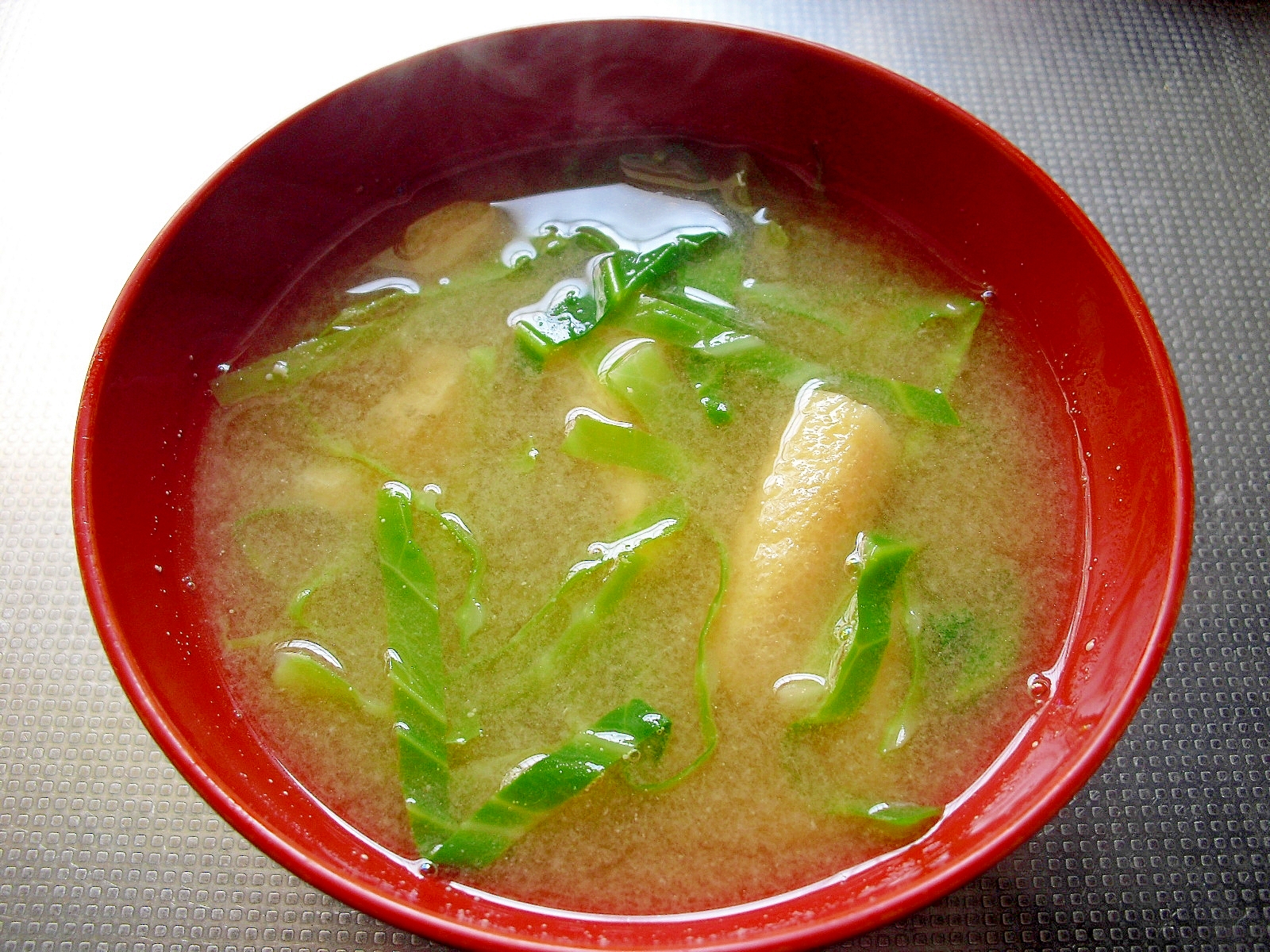 キャベツと油揚げの味噌汁