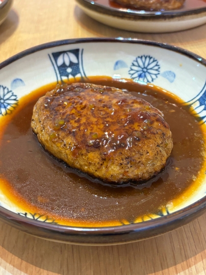 こたろうkitchenさん、デミグラスソースで煮込みハンバーグを作りました♪濃厚なソースがとても美味しかったです。素敵なレシピ、ありがとうございます❣️