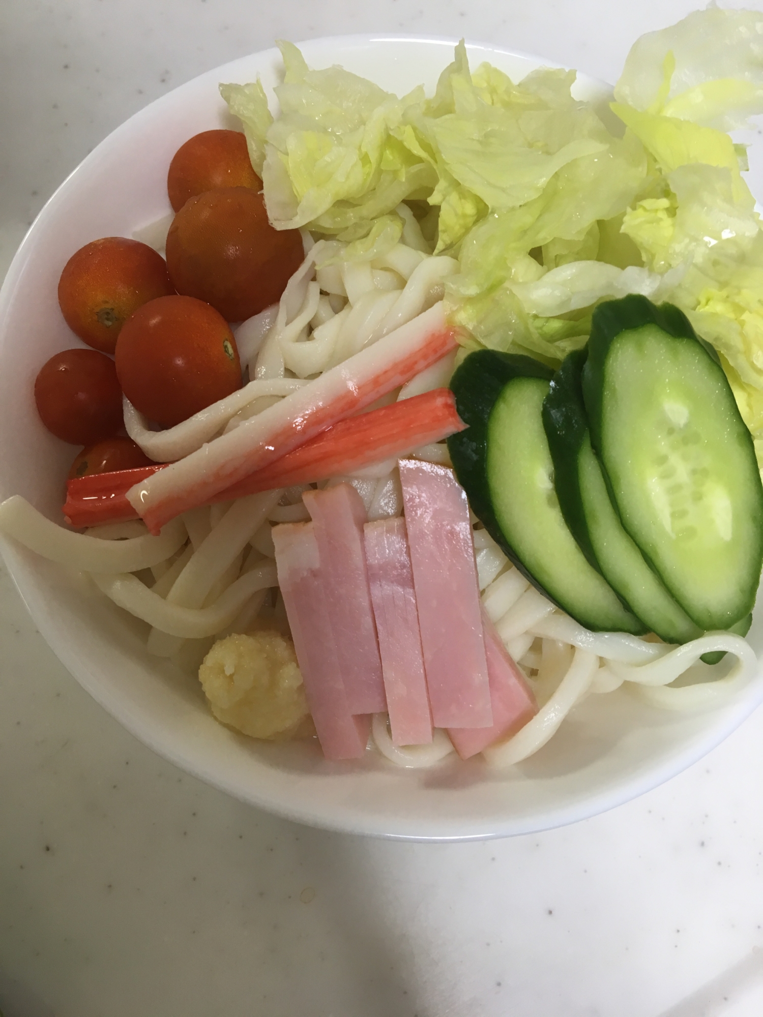 カニカマとミニトマトのサラダ冷やしうどん(^^)