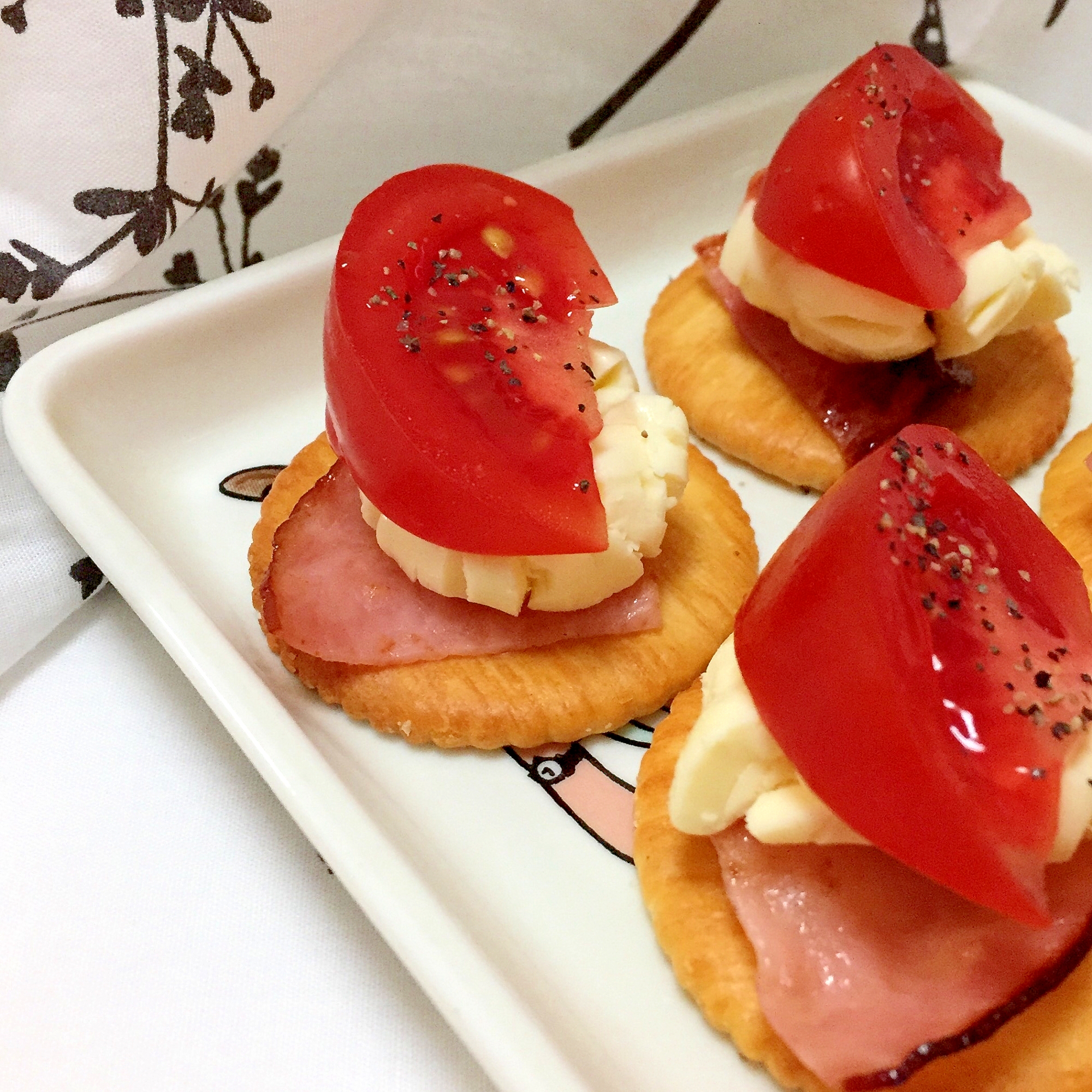 おつまみ ハムチーズトマトのクラッカー レシピ 作り方 By まかろん 楽天レシピ