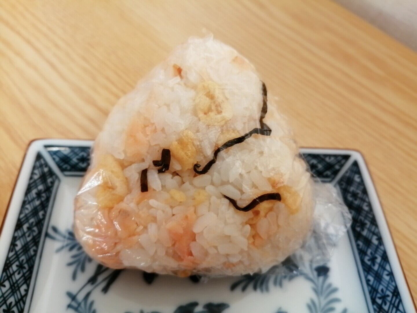 鮭と揚げ玉と塩昆布のおにぎり レシピ 作り方 By はじゃじゃ 楽天レシピ 鮭と揚げ玉と塩昆布のおにぎり レシピ 作り方 By はじゃじゃ 楽天レシピ