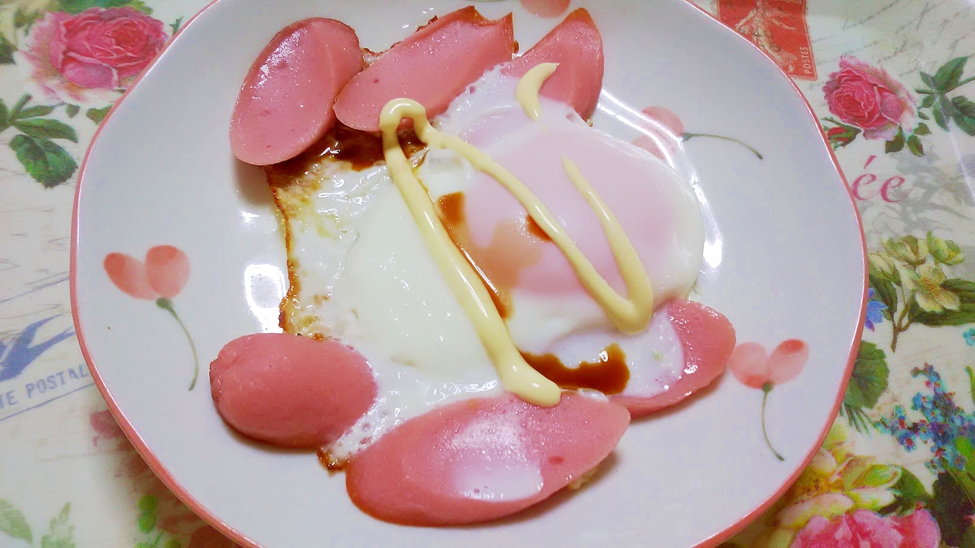 魚肉ソーセージと目玉焼き☆マヨしょうゆ味