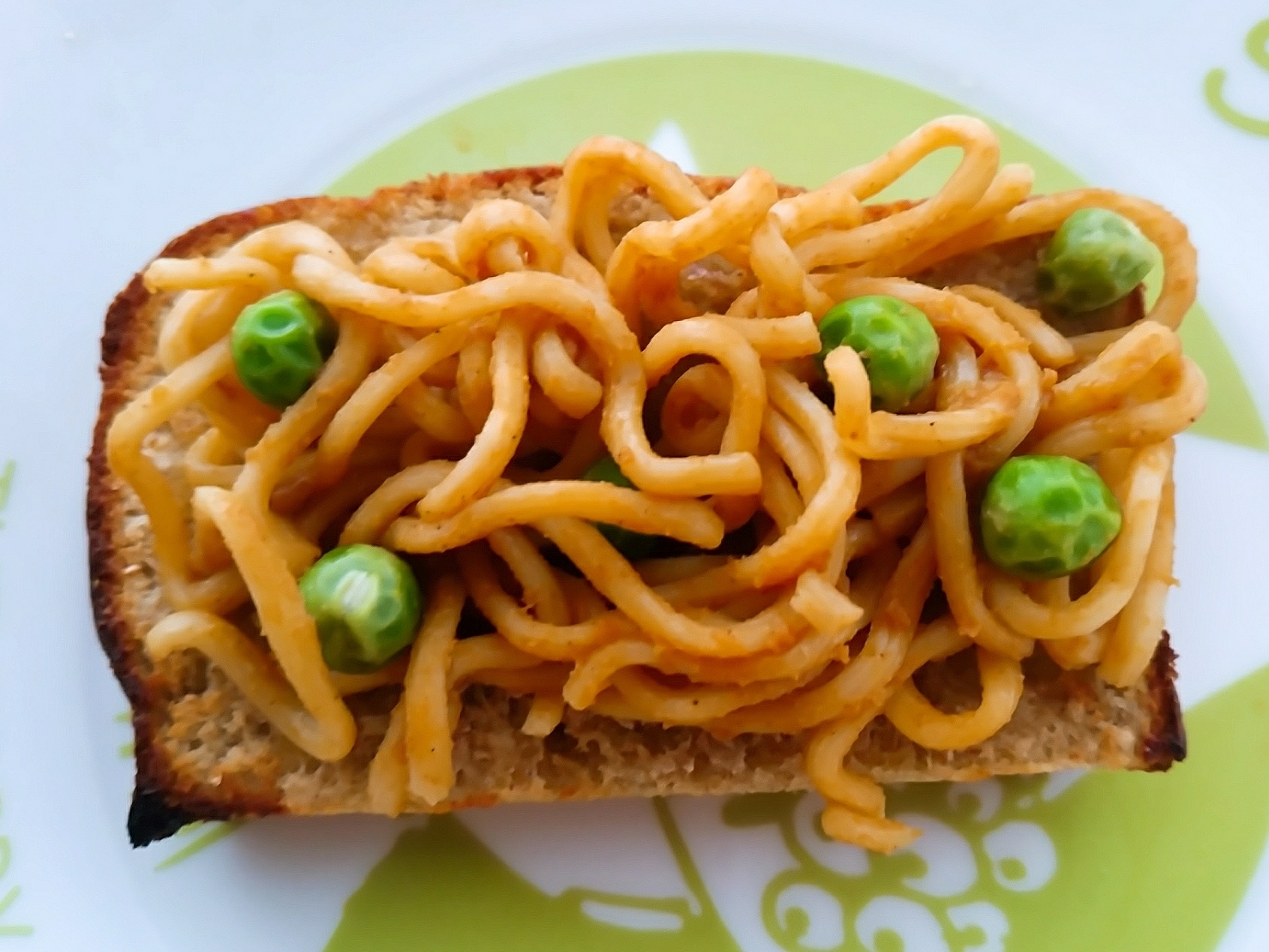 グリーンピースカレー焼きそばトースト