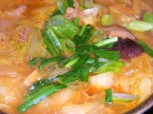 しゃぶしゃぶ用の薄切り肉があったで作りました。野菜たっぷり、〆の中華麺は鍋用乾麺で。雪が少ないとはいえ寒いのでキムチ鍋で温まりました。ご馳走さまでした♪