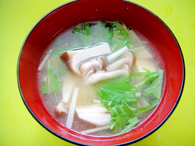 豆腐ときのこ水菜の味噌汁