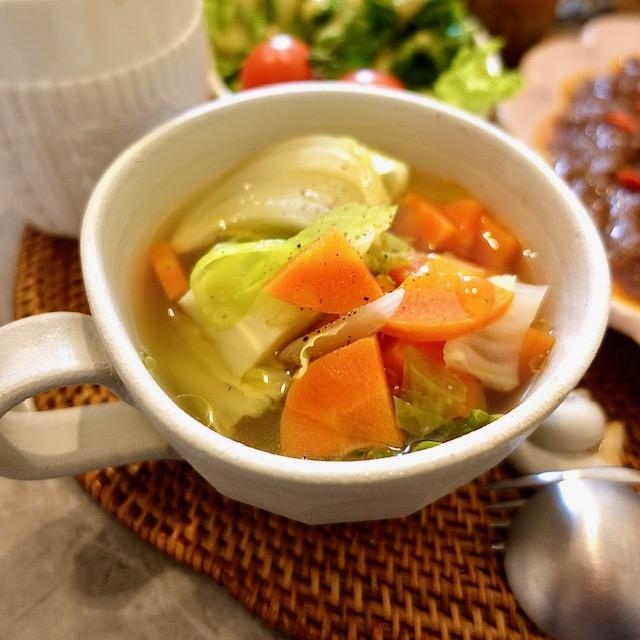 最後の仕上げが大事♡野菜たっぷりコンソメスープ