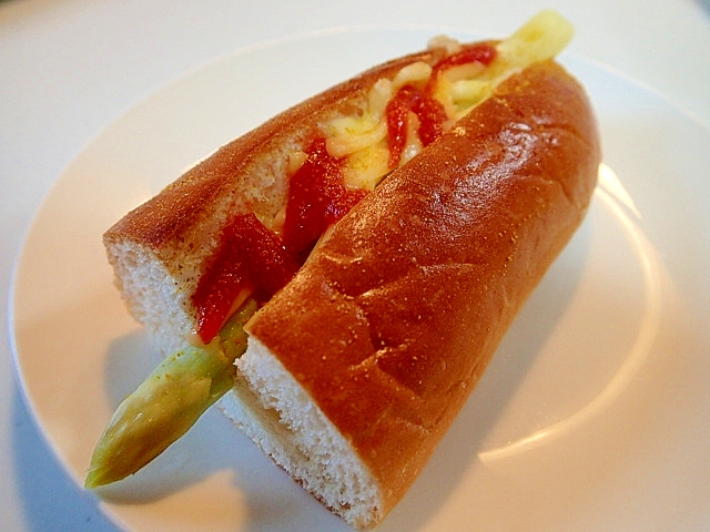ホワイトアスパラとチーズのケチャ/カレーロールパン