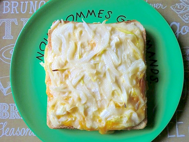 やみつき♡半熟卵のハニーオニオントースト