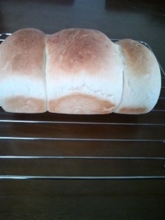 食パンにしてみました
朝 焼きたてのパンが食べられるなんて幸せです(o^∀^o)