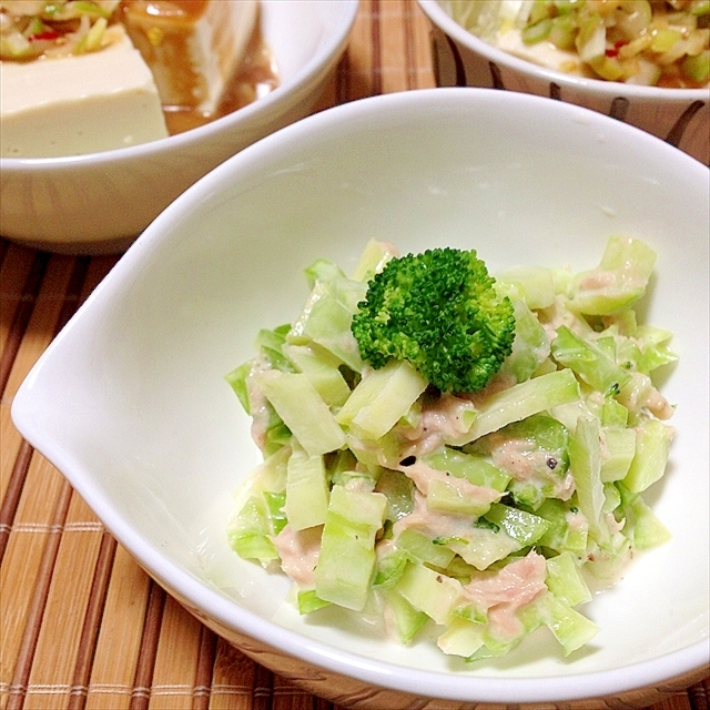 白い皿に盛り付けられた生ブロッコリーのツナサラダ