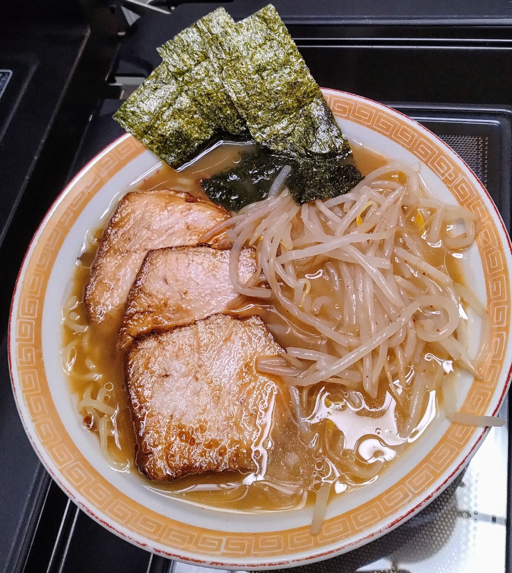 厚切りチャーシューともやしタップリのラーメン