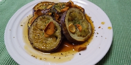 家庭菜園のなすが採れたので、こちらのレシピで美味しくいただこました！ニンニクを多めにいれて、食欲をそそる味になりました。リピします。