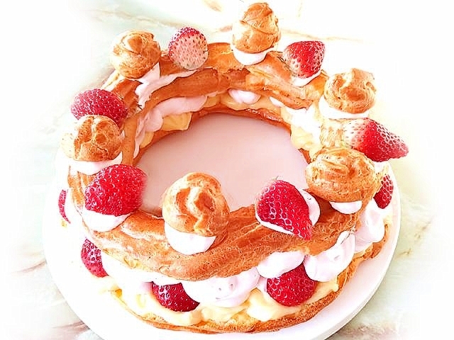 車輪の形のシュー!苺使用のビッグパリブレスト♪