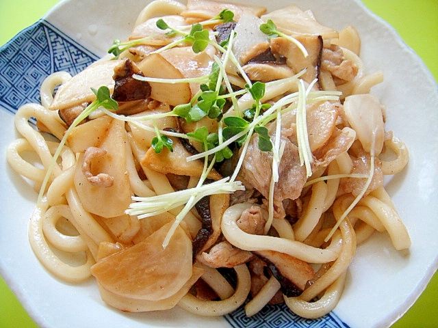 カブと豚肉の焼きうどん