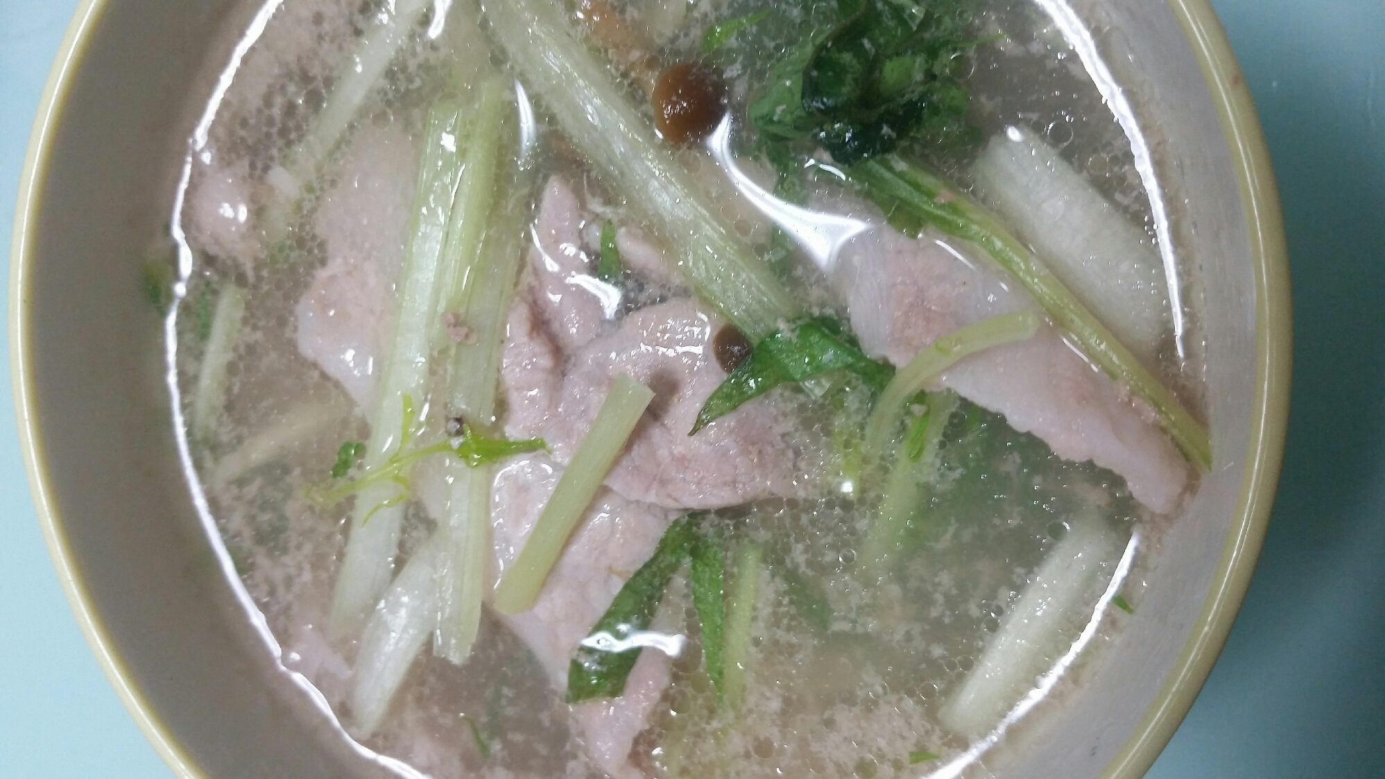 甘ったラーメンスープで!水菜と豚肉とナメコのスープ