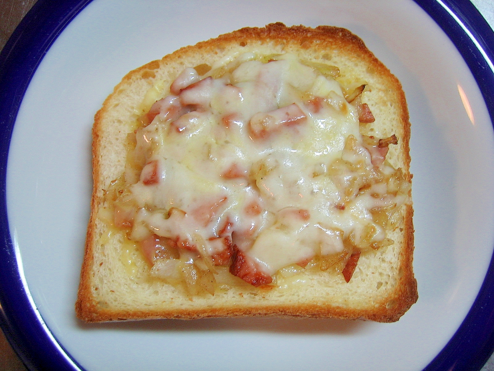 焼き豚と玉ねぎのチーズトースト