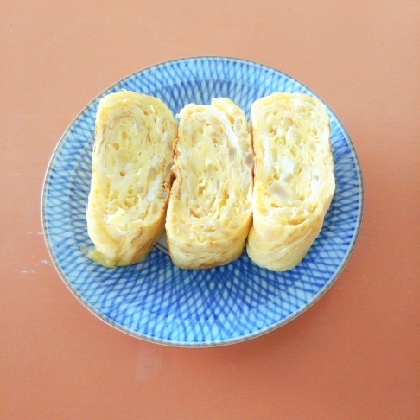 ヤスのり子さん こんにちは♪やはり、あめ色になるまで炒めた、玉ねぎの旨みは凄いですね！とても美味しい卵焼きが出来て嬉しいです☆素敵なレシピ感謝ですo(^o^)o