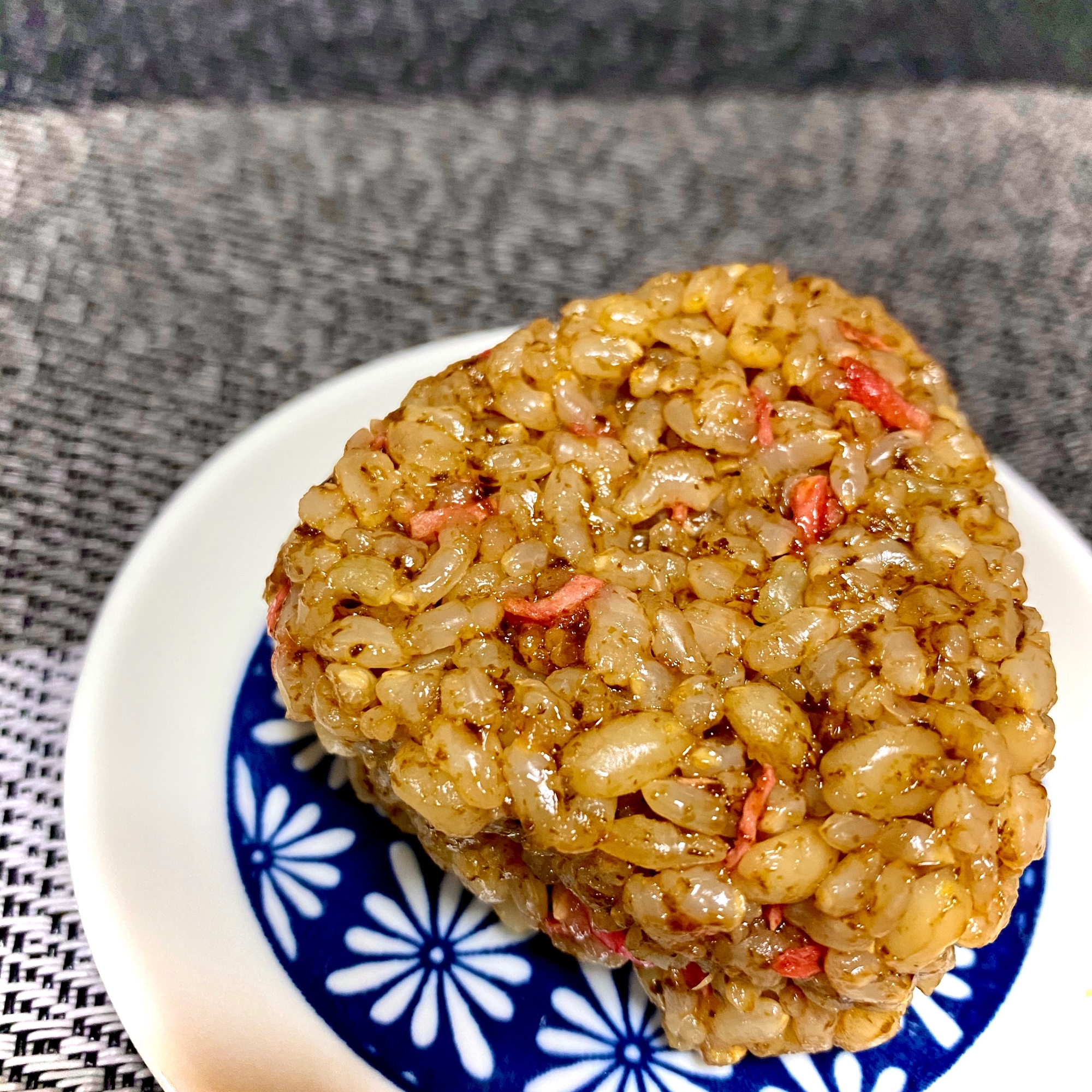 紅しょうがと海苔佃煮のもち麦おにぎり