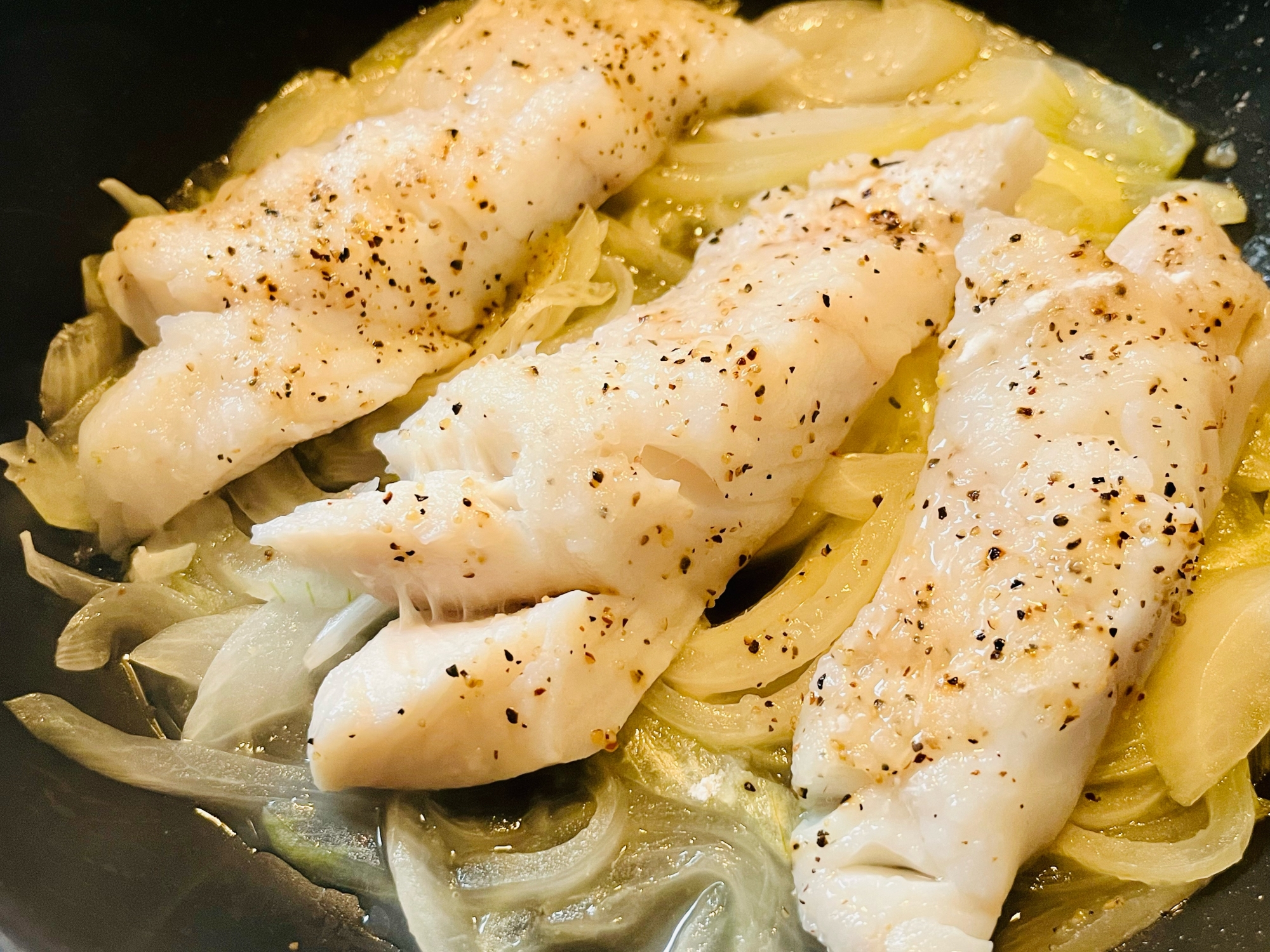ヘルシー·͜· ᕷ新玉ねぎとタラの蒸し煮