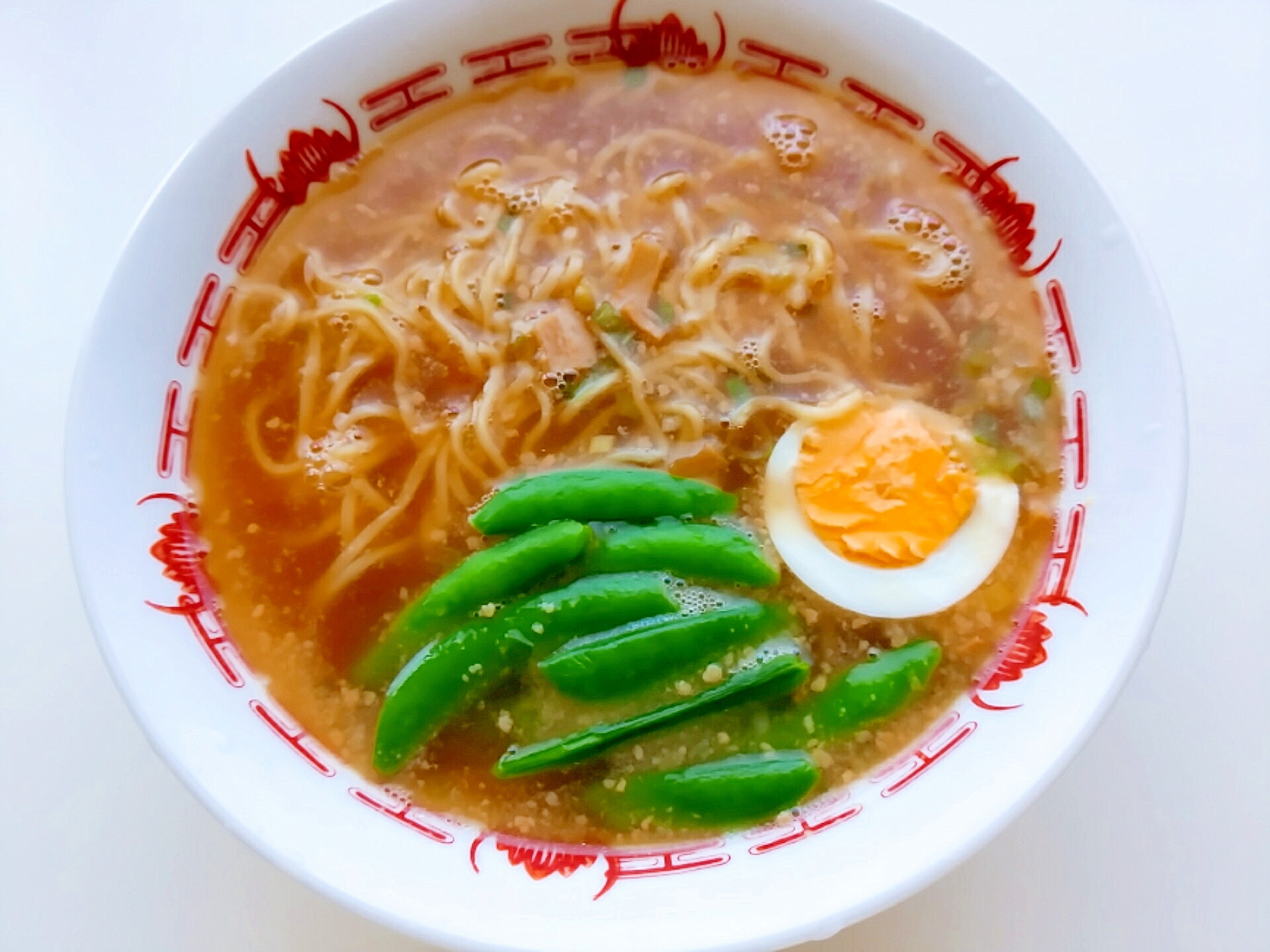 スナップエンドウとゆで卵入りラーメン