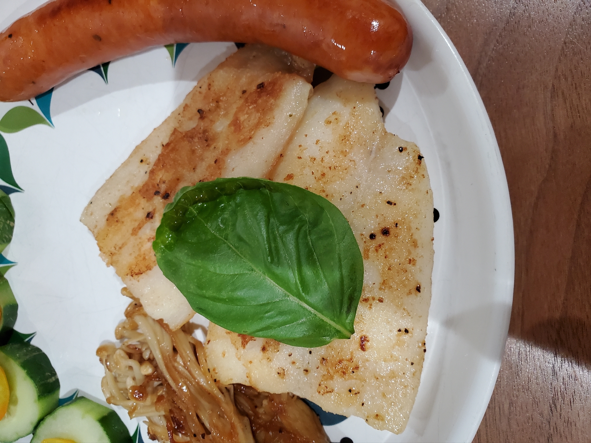 白い皿に盛られたパンガシウスのムニエル