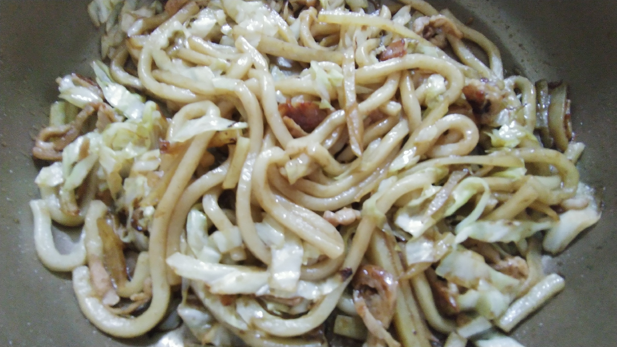 豚薄切り肉と じゃがいもとキャベツの焼きうどん