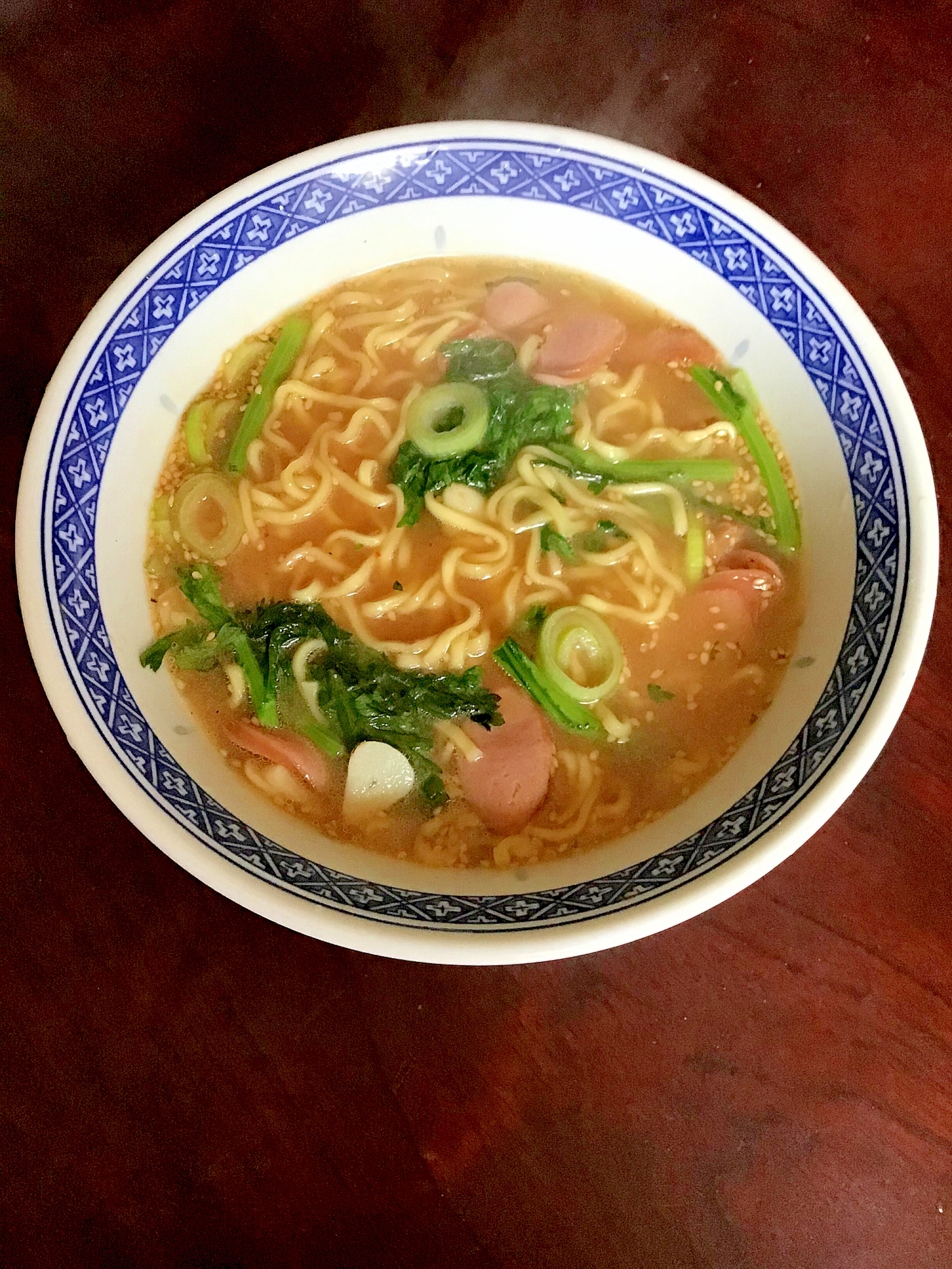 小松菜とフランクフルトのピリ辛味噌ラーメン。