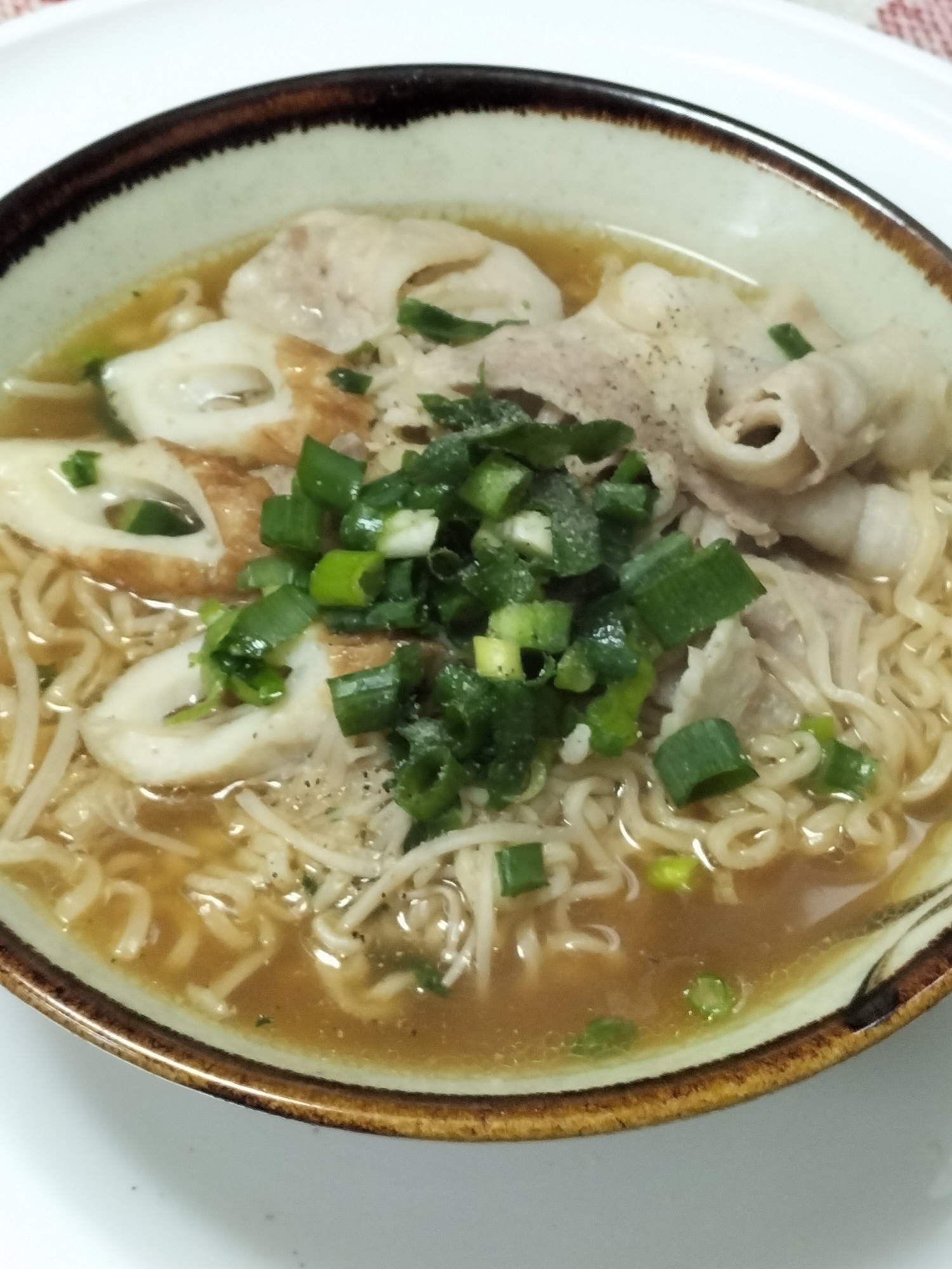 ネギたっぷり！豚肉とちくわ美味しいラーメンだよ♬