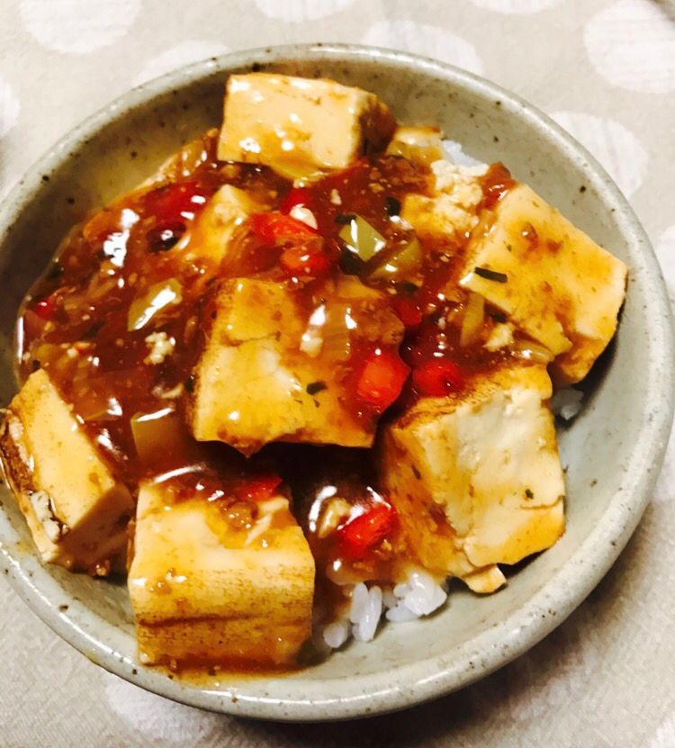 パプリカと焼き豆腐で麻婆豆腐丼