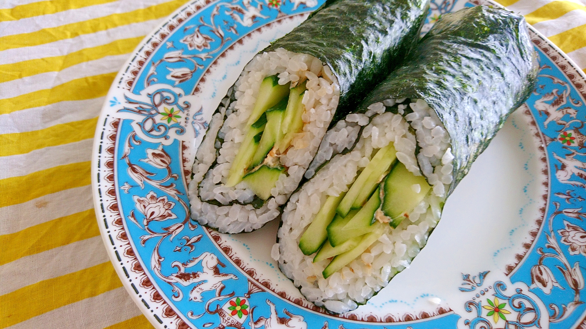 きゅうりとおかかの朝食用海苔巻き