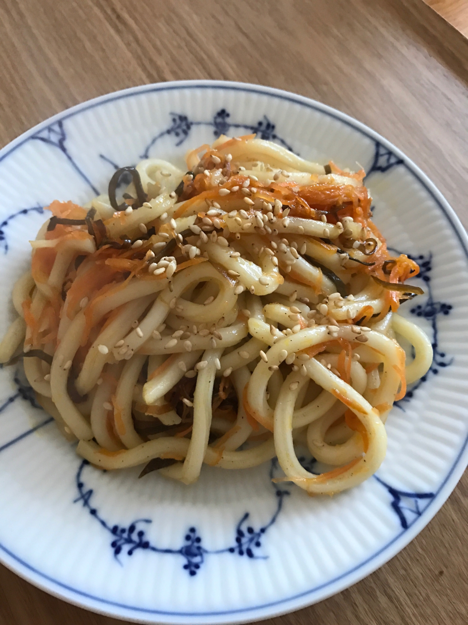 人参と塩こんぶの白ゴマ焼きうどん