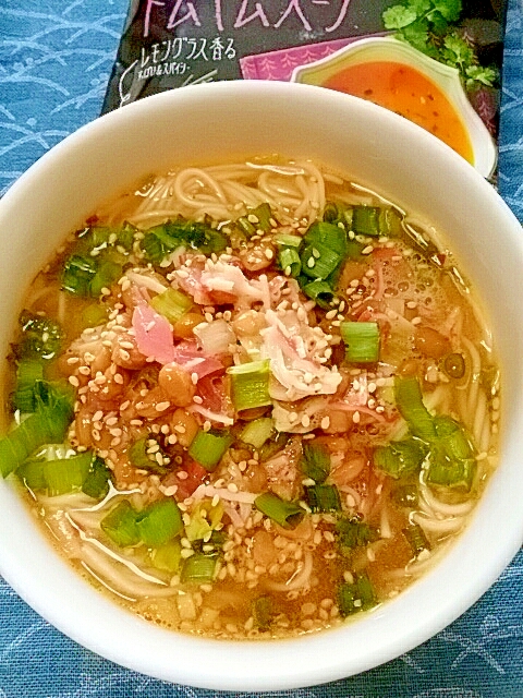 トムヤムクンスープで☆海鮮納豆そうめん♪