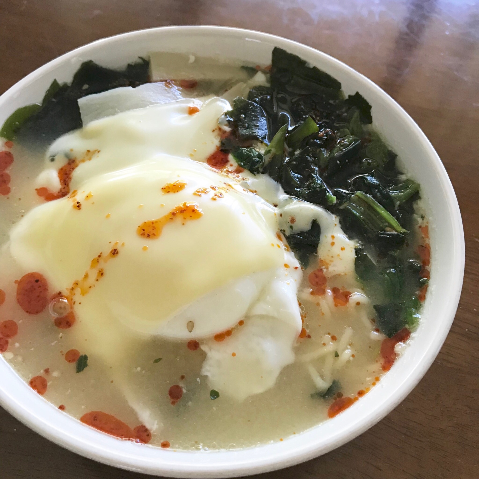 卵でボリュームたっぷり♪とんこつチーズラーメン