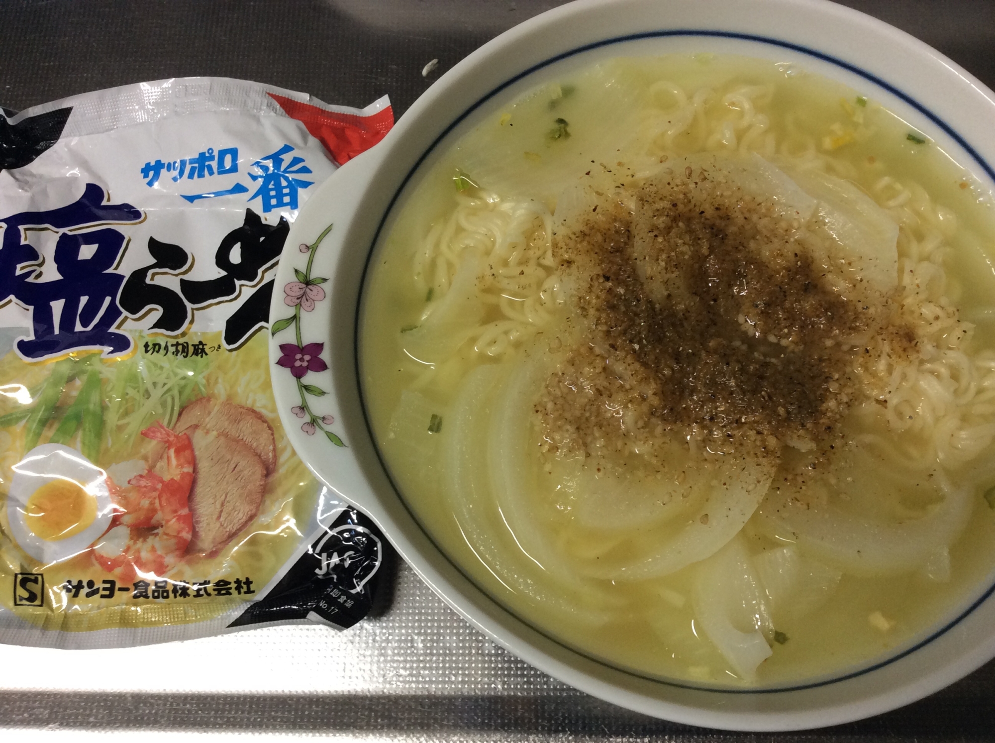 玉ねぎと魚粉入り塩ラーメン(サッポロ一番)