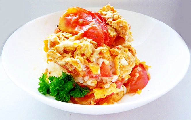 トマトと玉子の中華風炒め丼　トマたま丼