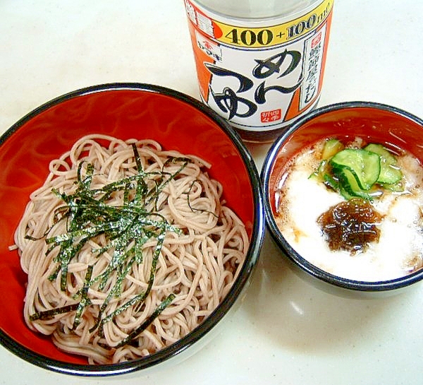蕎麦をとろろとモズク入り付けつゆでいただく