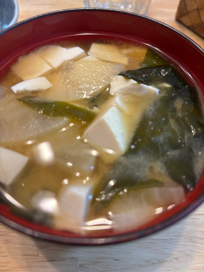 豆腐とワカメのお味噌汁