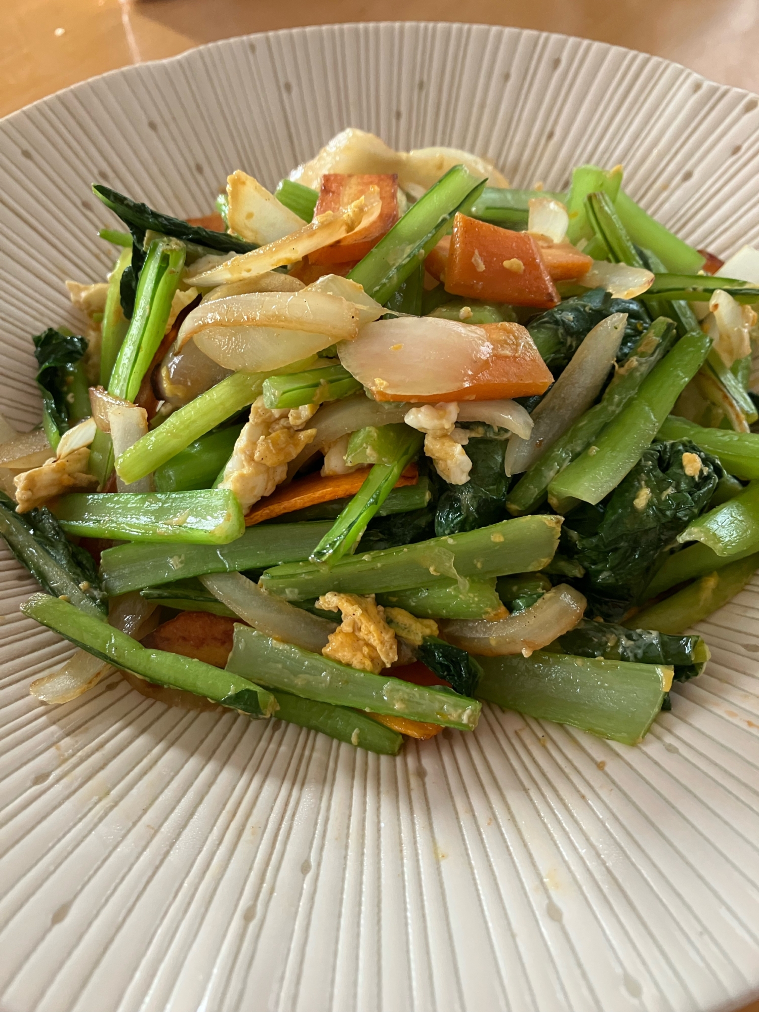 茹でた小松菜と野菜の炒め物。