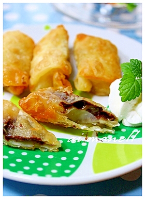 グリーンカラーのお皿にのったチョコバナナパイ風