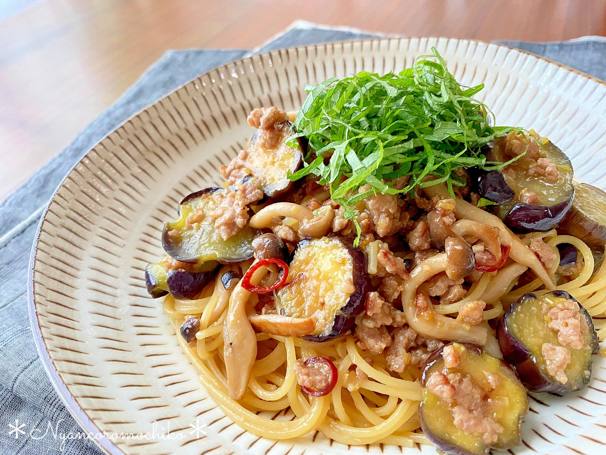 ほんのりピリ辛♡ナスと挽き肉の和風パスタ